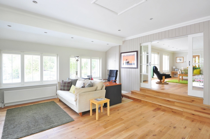 kleines Wohnzimmer einrichten, moderne Wohnzimmer mit einem grauen Teppich, weißem Sofa