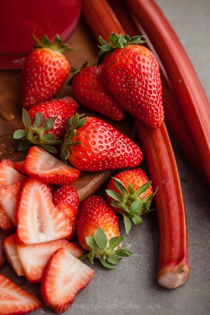 rote geschnittene erdbeere und lange rote rhabarber pflanzen, erdbeer rhabarber marmelade rezepte, rhabarber zubereiten