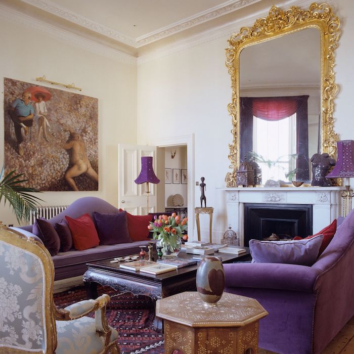wohnzimmer einrichten ideen, zwei violettes sofas und ein großer goldener spiegel, ein violetter teppich und ein kleiner brauner tisch aus holz, farbe aubergine