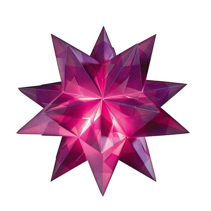 origami sterne falten, ein großer violetter bascetta stern mit leuchten und aus einem violetten papier