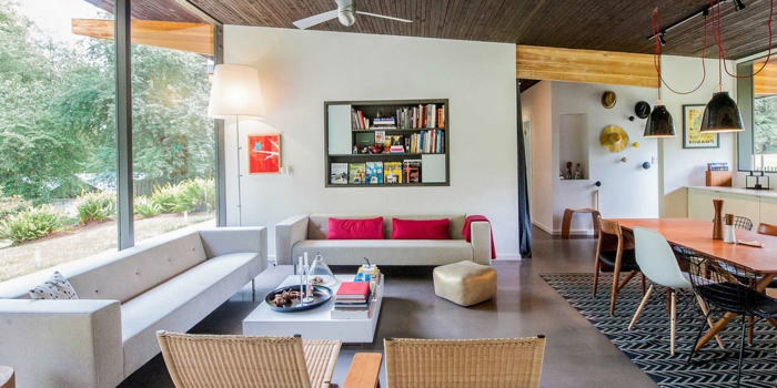 weiße Sofas, rote Kissen, weißer Couchtisch, Rattan Stühle, grauer Boden, moderne Wohnzimmer