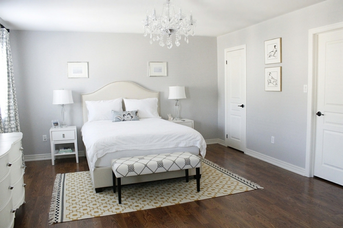 kleines Schlafzimmer, Bett mit weißer Bettdecke, Wandfarbe Hellgrau