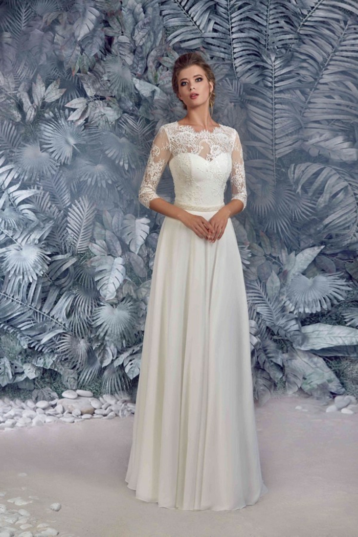 eine hübsche Braut mit Spitzen Oberteil und langem Rock, vintage Brautkleider