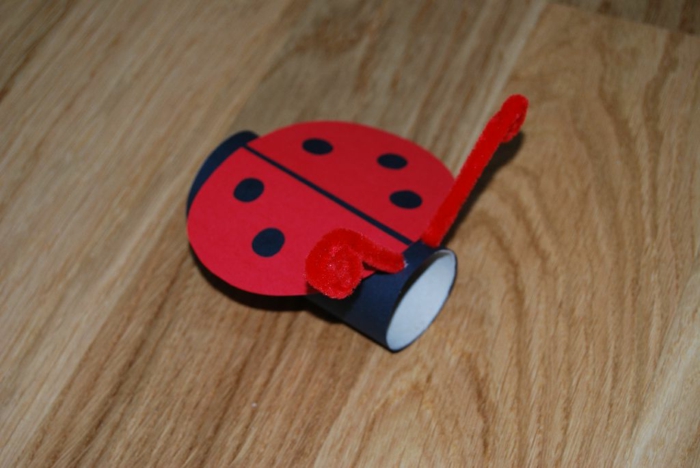 ein Marienkäfer, in roter Farbe mit fünf Punkten, Bastelideen mit Klopapierrollen
