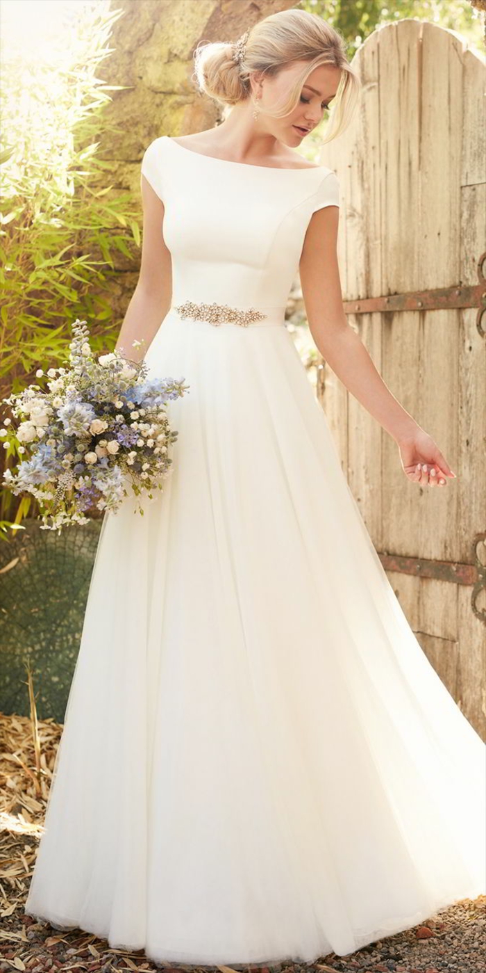 ein langes Kleid, ein bunter Gürtel, ein vintage Brautstrauß, alternative Hochzeitskleider