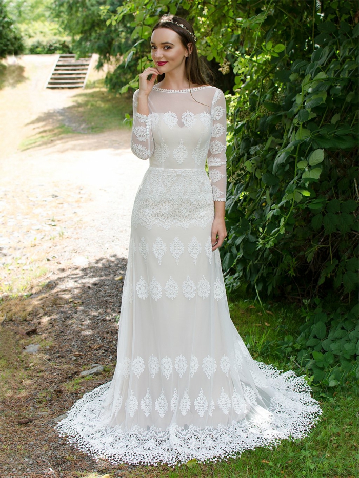 Pfaunfeder Dekoration auf vintage Brautkleid, alternative Hochzeitskleider