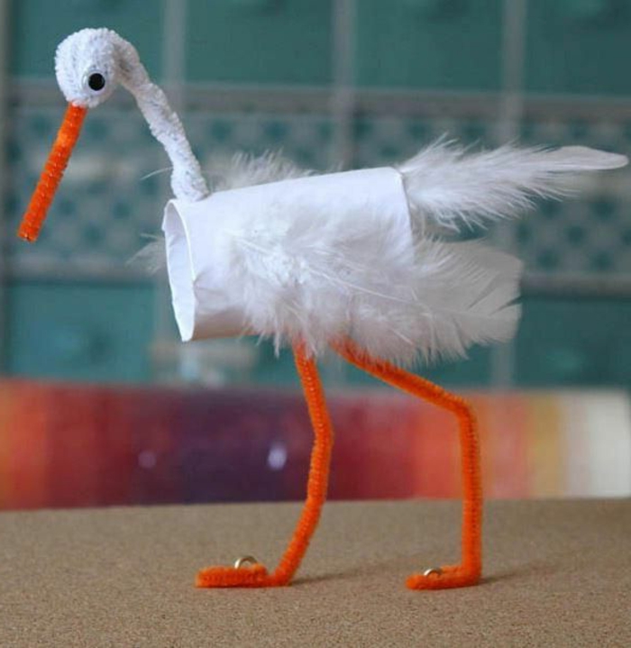 ein Stork in weißer Farbe mit orange Schnabel und Beinen, Basteln mit Toilettenpapierrollen