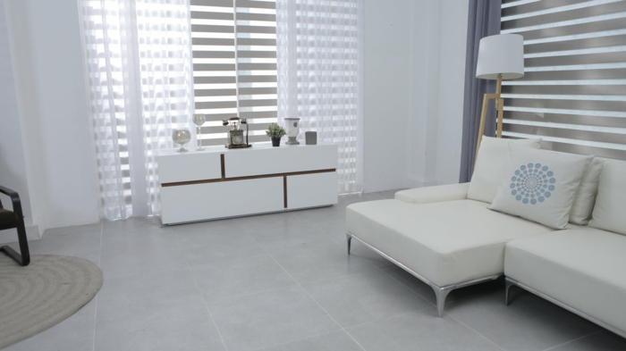 eine weiße Einrichtung, Dekoideen Wohnzimmer, graue Fliesen als Bodenbelag, runder Teppich
