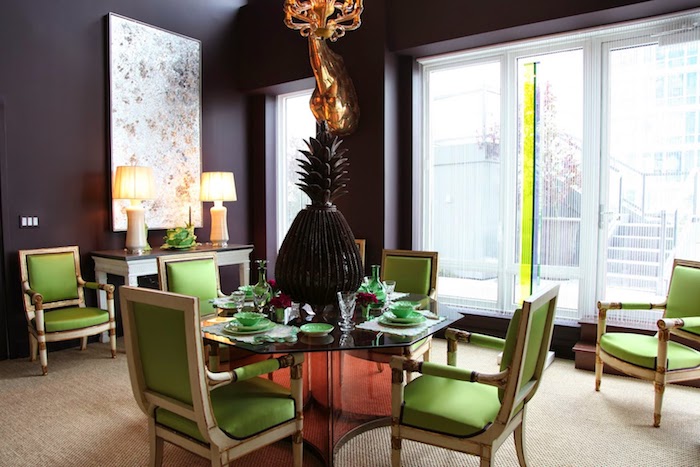 ein wohnzimmer mit einem tisch mit grünen stühlen und mit violetten wänden und zwei gelben wänden und mit großen fenstern, aubergine farbe
