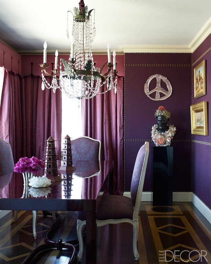 farbe aubergine, ein wohnzimmer mit violetten wänden und mit einem violetten tisch mit einer kleinen vase mit kleinen violetten blumen und mit violetten stühlen, violette gardinen wohnzimmer