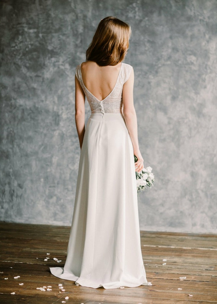 Boho Hochzeitskleid mit nackten Rückern, Brautkleid in lila Farbe, weiße Blumen in Brautstrauß
