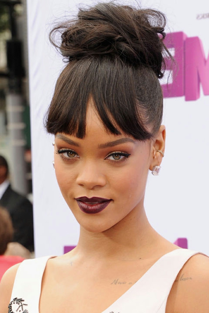 wie mache ich einen Dutt, Rihanna Frisuren, schwarzer Lippenstift