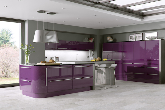 eine große küche mit violetten küchenschränken und grauen lampen und stühnel und einem fenster, eine vase mit grünen pflanzen, aubergine farne, eine küche gestalten