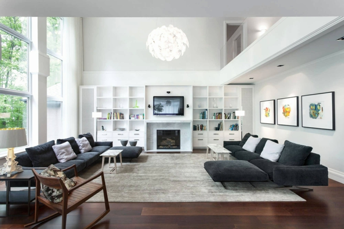 weißer Teppich, graue Sofas, ein Regalsystem in weißer Farbe, Wohnzimmer Weiß Grau