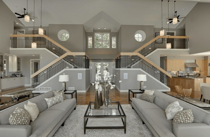 symmetrische Gestaltung, symmetrische Treppen und Wohnzimmermöbel