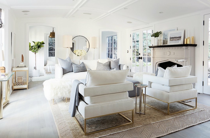 weiße Möbel, beiger Teppich, ein Kamin, ein runder Spiegel, moderne Wohnzimmer