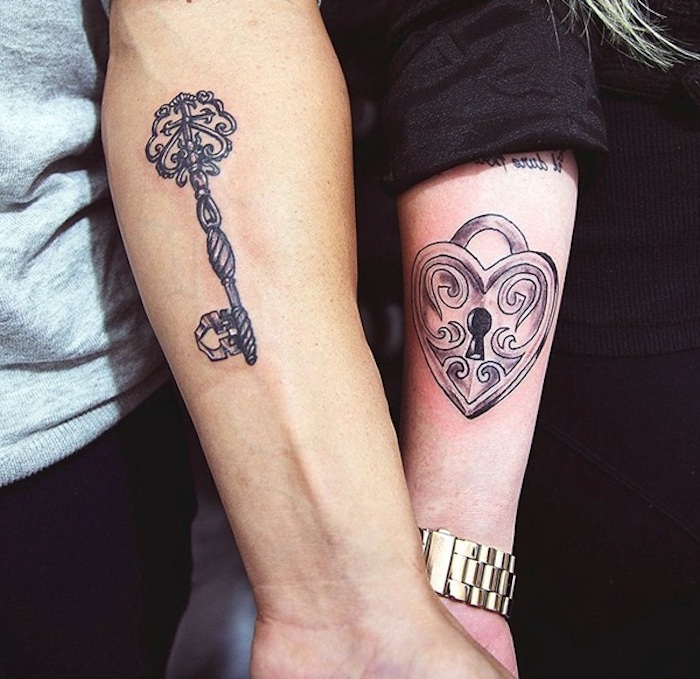 tattoos für paare, zwei hände mit tattoos die sich ergänzen, ein schlüssel tattoo und ein schloss, ein herzen tattoo