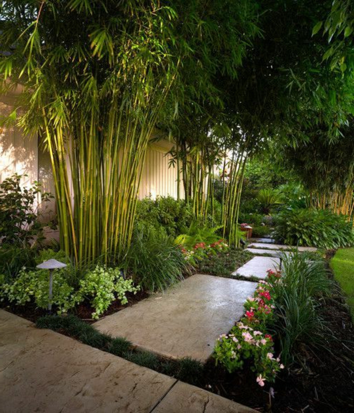 englische gärten, exotische gestaltung mit palmen und blumen, große steinplatten als gartenweg