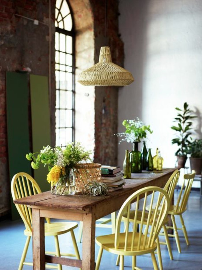 tisch für kleine küche design ideen in braun und gelb, grüne wanddeko, pflanzen, blumen. lampe