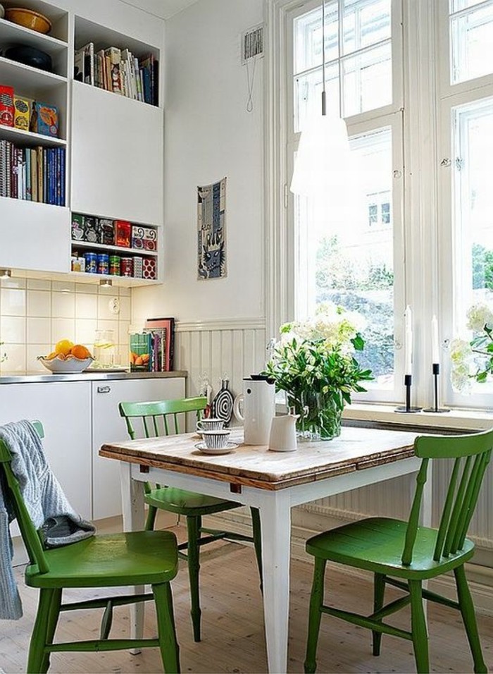 in weiß und grün das esszimmer gestalten, deko ideen mit frischen blumen, regale für bücher auch in der küche