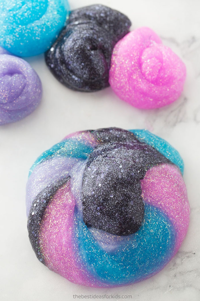 Fluffy Slime mit Glitter, in vier Farben, lila rosa blau und schwarz, Schleim ohne Kleber selbst herstellen
