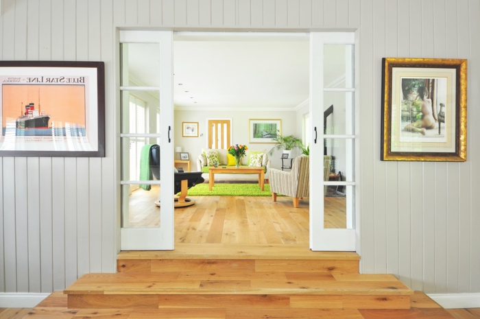 Laminat Boden, grüner Teppich, Tisch aus Holz, Dekoideen Wohnzimmer