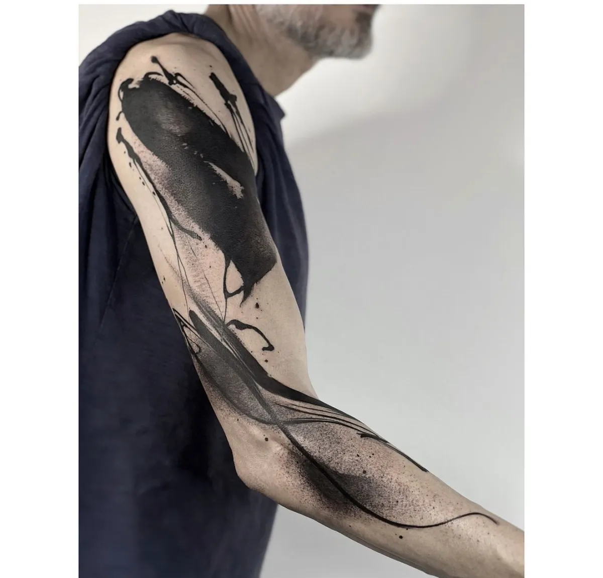 full sleeve tattoo mann abstraktes motiv