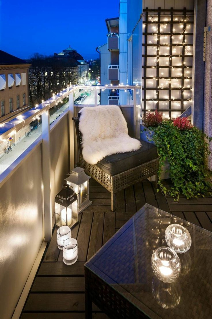 gartenmöbel für kleinen balkon, ratansessel, fellteppich, kunstfell flauschige deko und schöne beleuchtung, flanzen