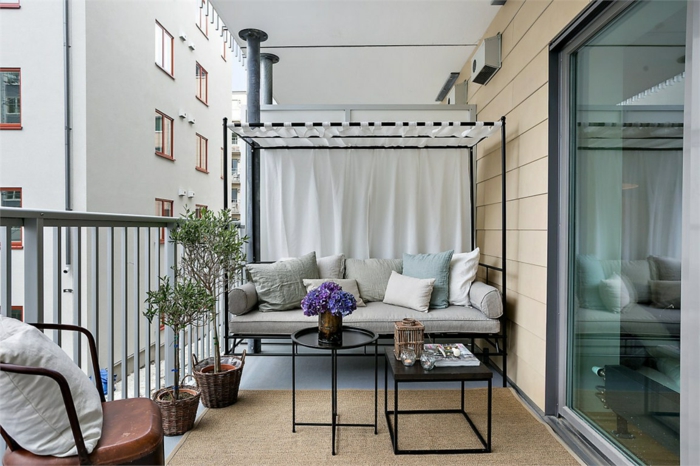 lösungen für kleine balkone, sofa so groß wie die breite des balkons, schöne dekorationen, zwei kaffeetische, blumen