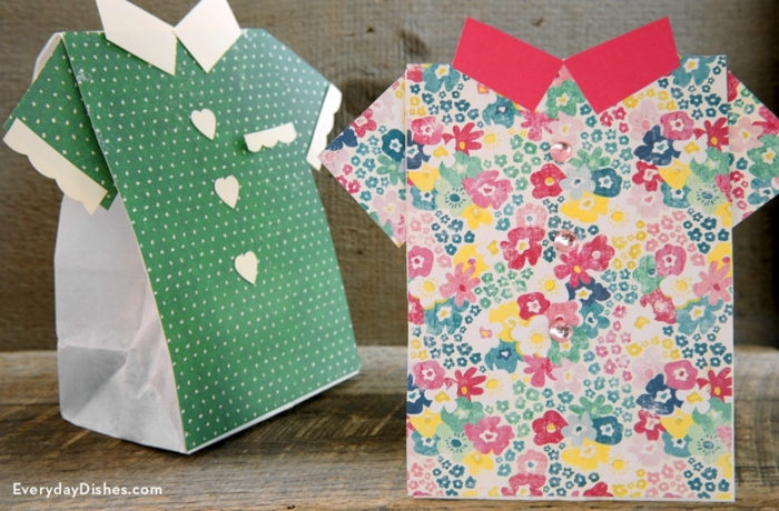 zwei Tüten wie bunte Hemden, Geschenktüte falten, sehr originelle Ideen zum Geschenk