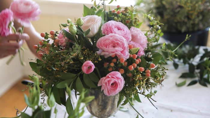 tischdekoration selber machen, bunte gestaltungsidee rosa und grün deko mit rosen