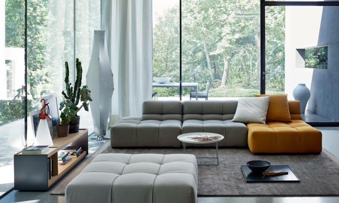ein Sessel in grauer und brauner Farbe, schöne Wohnzimmer, grauer Teppich