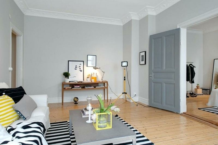 gestreifter Teppich, Laminat Boden, eine graue Tür, moderne Wandfarben