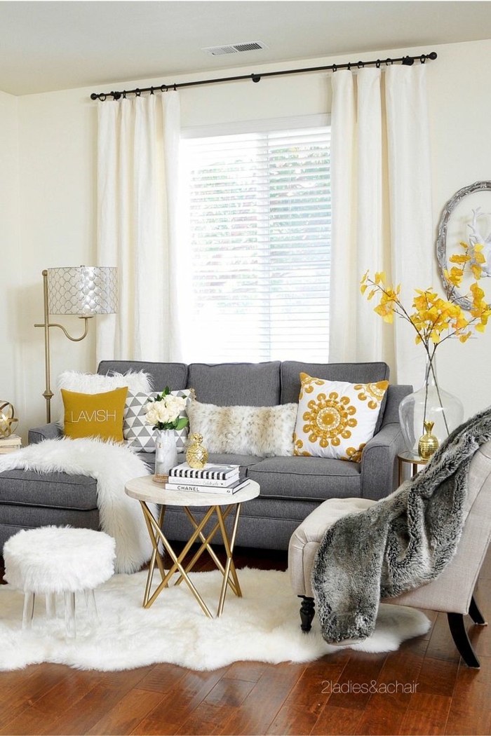 graues Sofa, gelbe Kissen, weißer Teppich, runder Tisch, Wohnzimmer Einrichtung