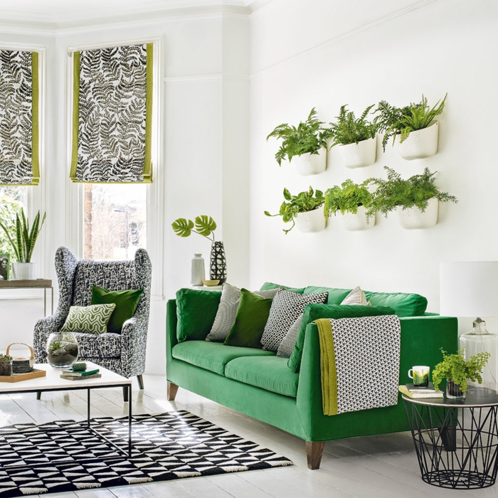 grünes Sofa, graue Dekorationen, ein vertikaler Garten, weiße Wände, Wohnzimmer Einrichtung