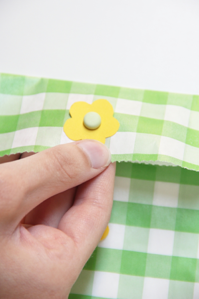 Tüte falten mit gelben Blumen verzieren, kariertes Papier, Grün und Weiß