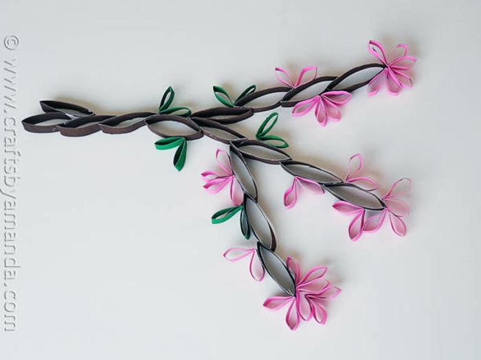 ein herrlicher Zweig mit Frühlingsblütten, Bastelideen mit Klopapierrollen