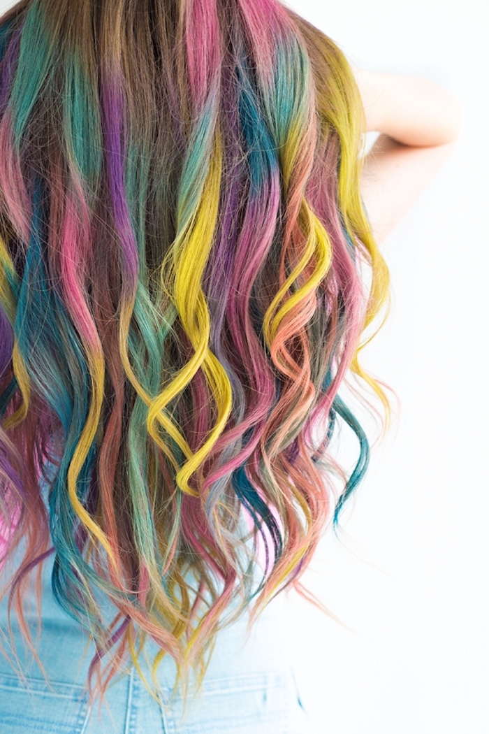 Bunte Strähnen, Haare in Regenbogenfarben, schöne Wellen, Abiball Ideen