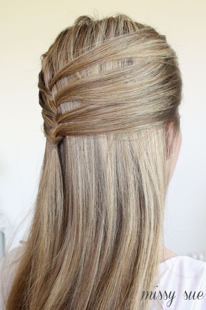 Coole Idee für halboffene Frisur, glatte lange blonde Haare, dünner Zopf