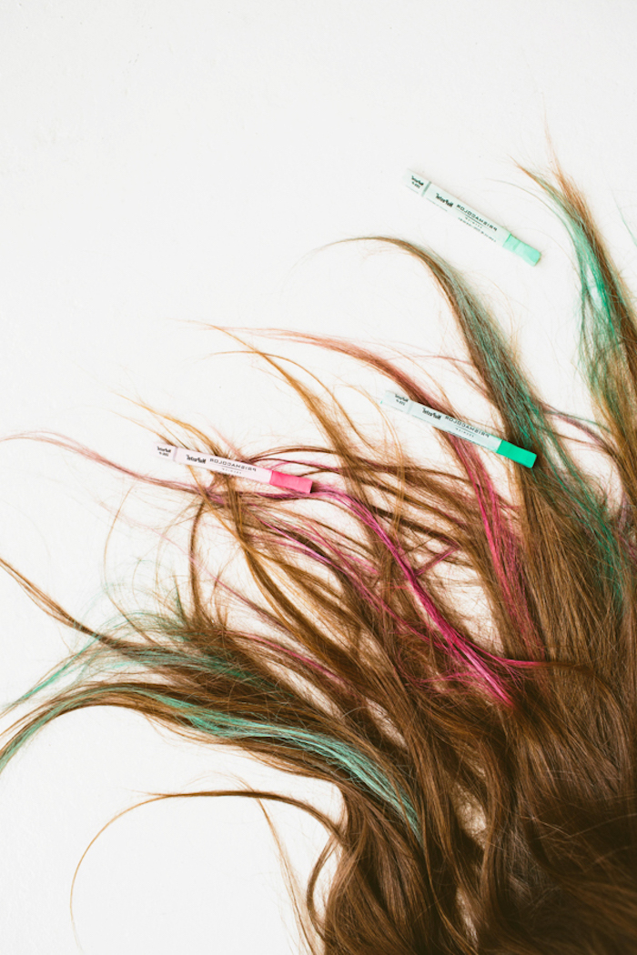 Haare selber färben, bunte Strähnen, in Rosa und Grün, Regenbogenfarben für den Abiball