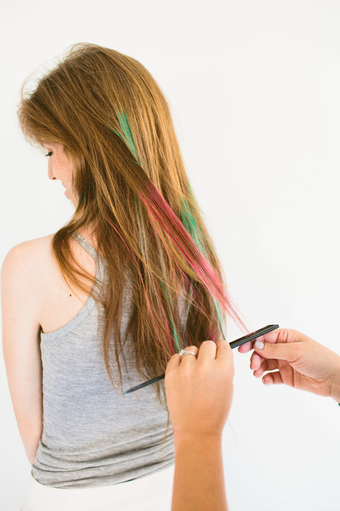 Rosa und grüne Strähnen, Haare selber färben für den Abiball, kreative Ideen