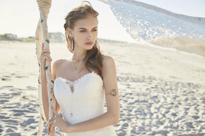 Hochzeit am Strand, unter ein Zelt, schöne Braut mit schneeweißem Kleid, Brautkleid Hippie