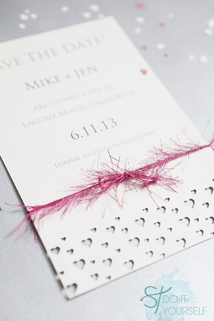 hochzeitskarten selber basteln, selbstgemachte einladungskarte dekoriert mit herzen und rosa girlande