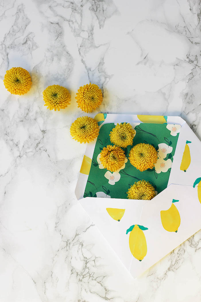 Briefumschlag voll mit gelben Blumen, Zitronen aufgezeichnet, kleines Hochzeitsgeschenk