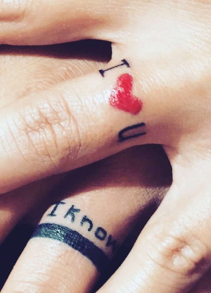 zwei hände mit winzigen tattoos mit roten herzen und einem schwarzen ring, paar tattoos, die sich ergänzen