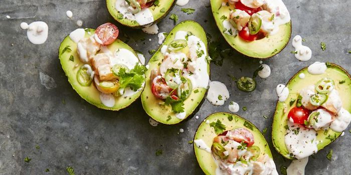 kalorienarme lebensmittel, avocadohälften gefüllt mit salat und soße, schnelle rezepte