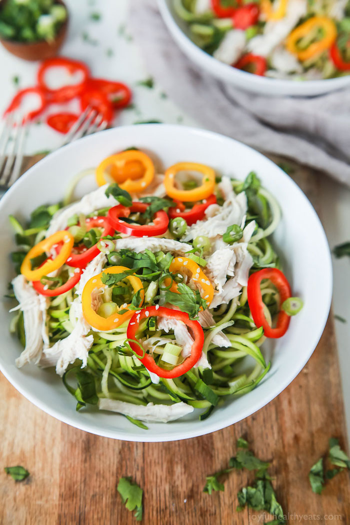 gesunder salat mit paprika, hühnerfleisch, zucchini und sesam, kalorienarme rezepte