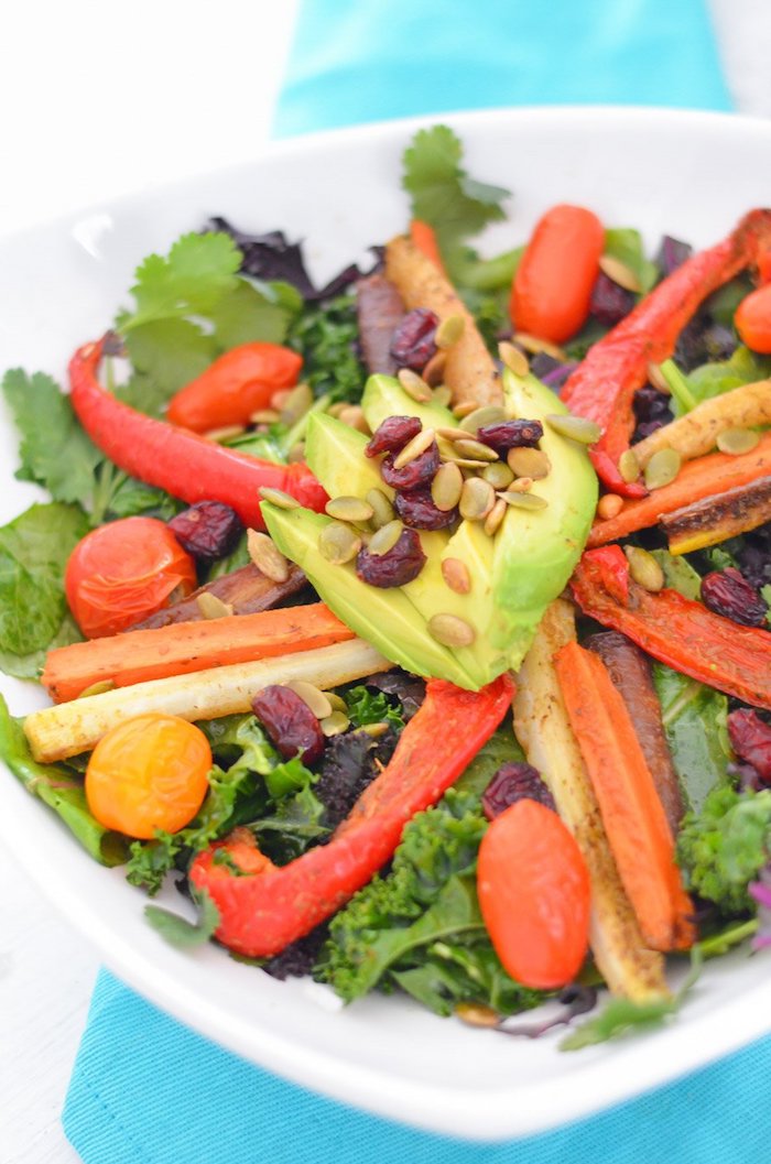kalorienarmes essen, schale mit salat, grüner salat mit rotem paprika, cherry tomaten und samen