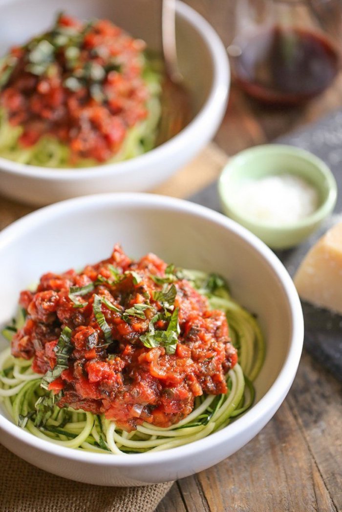 kalorienarmes essen, zucchini mit tomatensoße, zwei schalen, gesunder salat, rezept