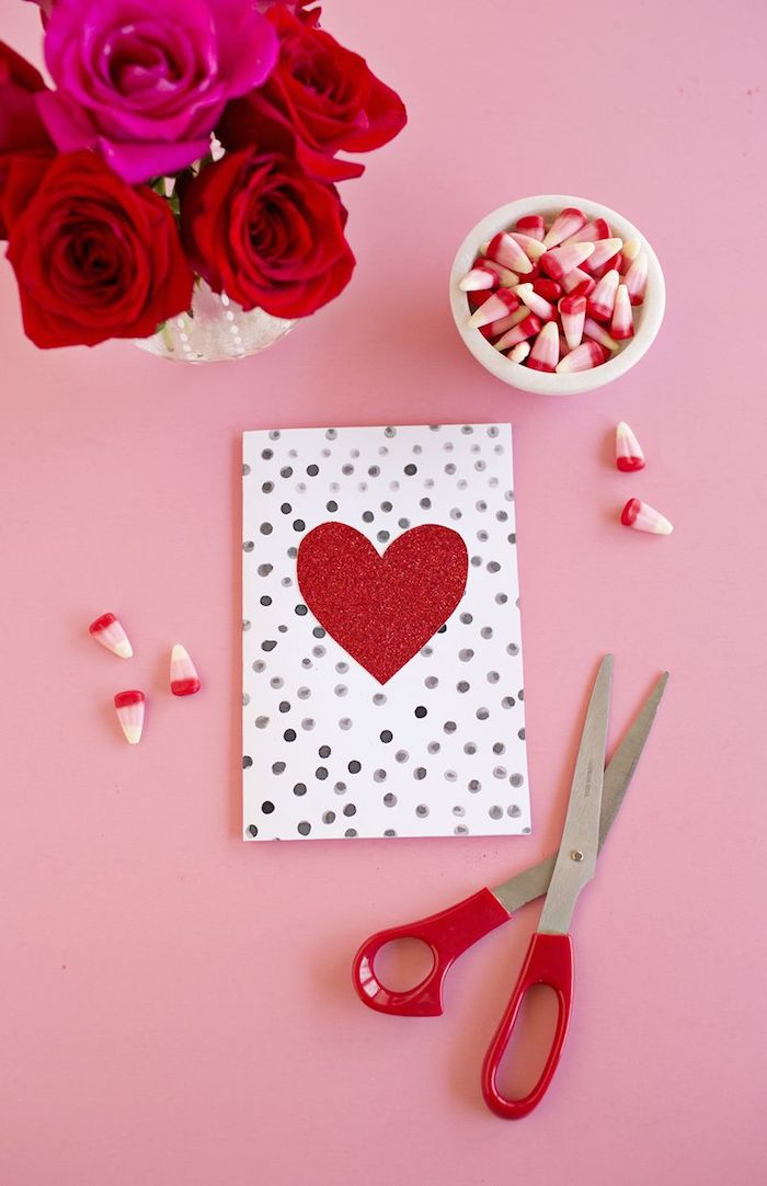 Hochzeitskarte selber basteln, rotes Herz aus Glitter, schöner Rosenstrauß